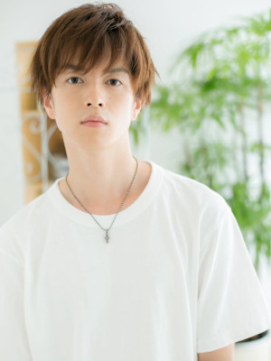 モノトーングレージュのマッシュヘア