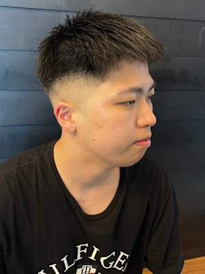 黒髪 刈り上げショート スキンフェード グラデーション