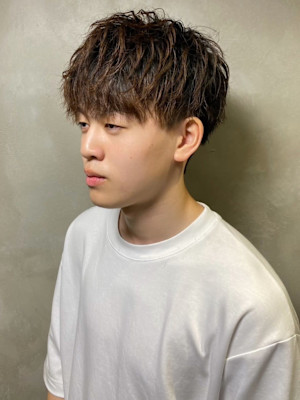 ツイストパーマ ナチュラルブラウン 束感スタイリング