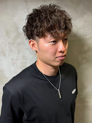 ツイストスパイラルパーマ ツーブロックマッシュ ベージュ