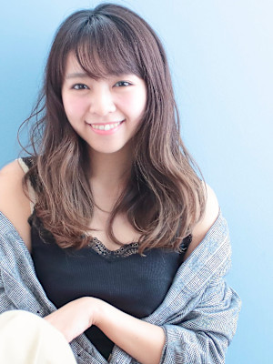 クセをいかした緩めのデジタルパーマ。セミロング