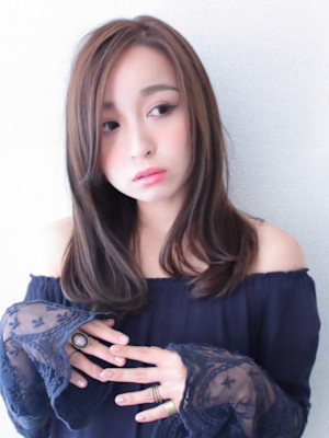 グレーアッシュのセミロングスタイル