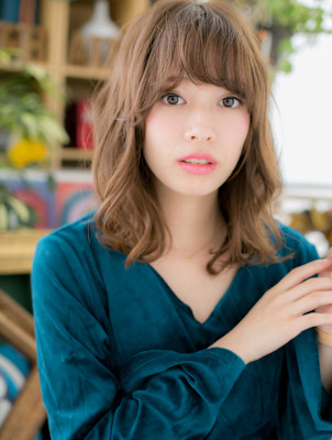 ハイライトカラー小顔外国人風くびれミディ　シルキーベージュ