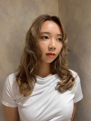 カーリーヘア　ブロンド　ベージュ　ハイトーン