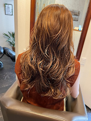 細目ハイライトを入れた大人女子ヘアスタイル