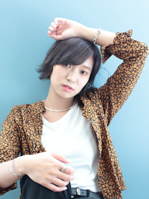 グレージュカラーの外はねショートボブ