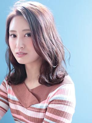 ラベンダーブラウンの大人ゆるふわミディアムボブ