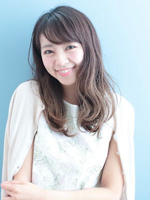 グラデーションカラーのナチュラルセミロングヘア