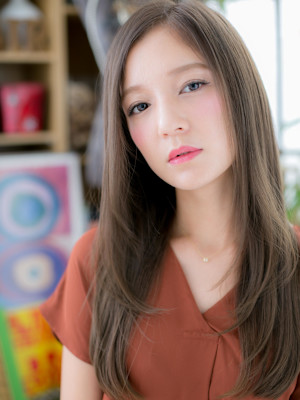 大人可愛い透け感ツヤ髪小顔アッシュベージュ　レイヤーロング