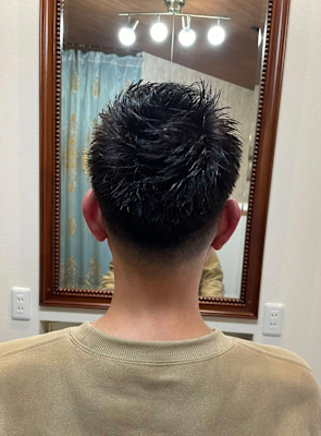 グラデーションでスッキリ刈り上げ、オーガニックヘアカラー