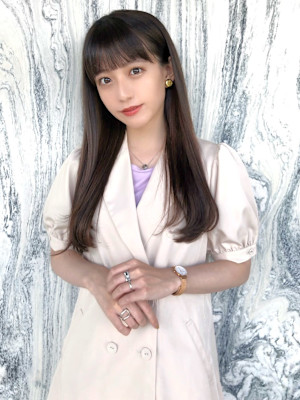 ストレート　おさまる　ロングヘア　ダークブラウンカラー