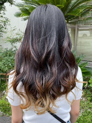 グラデーションカラー　裾カラー　巻き髪ロングヘア