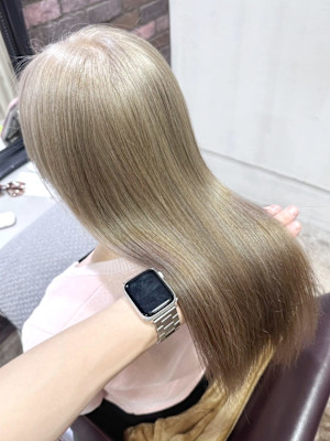 ホワイトベージュ　髪質改善　ハイトーン　ダブルカラー　艶髪