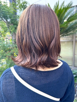 透明感カラー　ラテベージュ　ベージュ系カラー　巻き髪ロブ