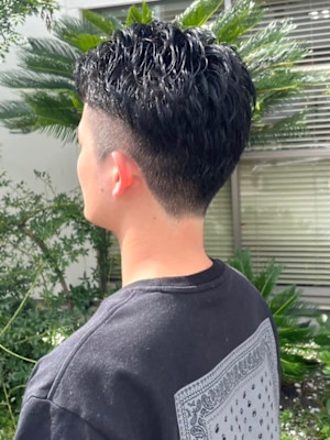 ナチュラルパーマ　刈り上げツーブロック　爽やかショート