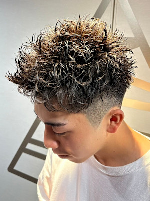 刈り上げフェードスパイキーサマーショートツイストパーマ