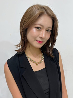 外ハネミディアムレイヤー　ワンレン　ミルクティーベージュ