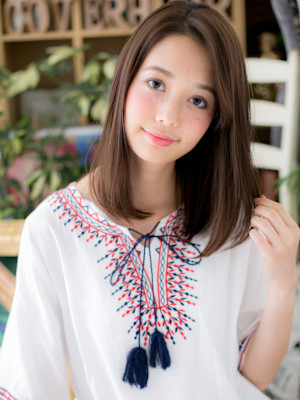 アシンメトリー艶カラー大人かわいい前下がり　アースカラー