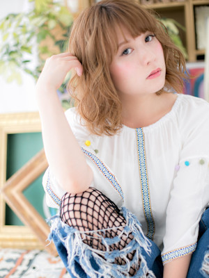 大人可愛いハイライトカラーくせ毛風小顔ボブ　ボブパーマ