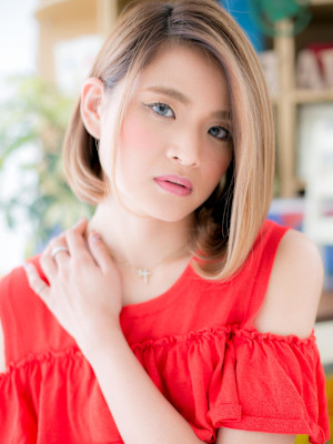 グラデーションカラーツヤ髪前下がり大人ボブ　ハイトーンカラー