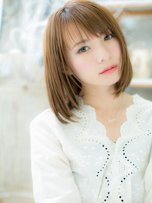 透け感斜めバング前下がりエアーストレート　カーキベージュ