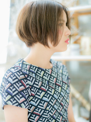 前下がりボブ小顔くせ毛風大人センターパート　ヘルシースタイル