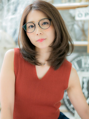 センターパートヘルシースタイル小顔セミディ　グレージュカラー