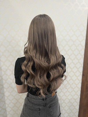 グレージュロングで大人っぽく！