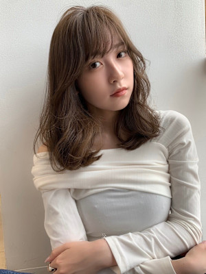 くびレイヤー前髪ピンクベージュエモージュインナーグレージュ