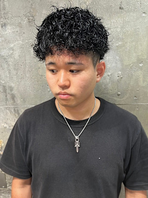 ツーブロック　黒髪　短髪　スパイラルパーマ　20代30代