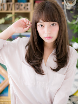 オリーブグレージュ前下がりレイヤーロング　グレージュカラー