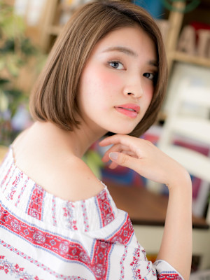 インナーカラー前下がり小顔切りっぱなしボブ　カーキベージュ