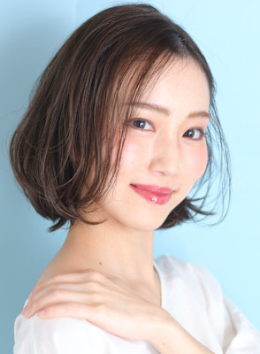 40代デザインカラーオリーブベージュ小顔レイヤーボブ