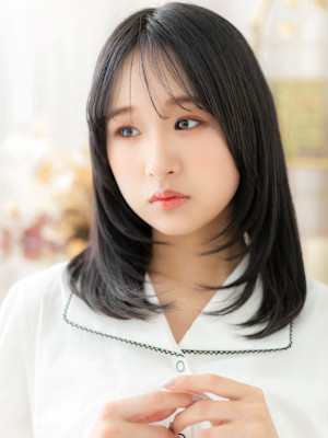 透明感グレージュアッシュレイヤーセミディ　グレージュカラー