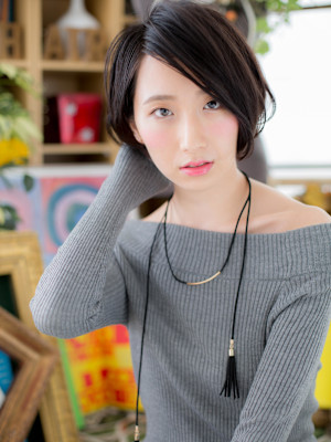 アシンメトリー黒髪耳かけミニボブショート　グレージュアッシュ