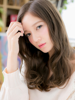 大人可愛いバレイヤージュ小顔抜け感パーマ　シルキーベージュ