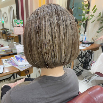 大人可愛い 20代30代40代 脱白髪染めハイライトショート