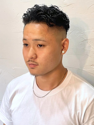 スキンフェード　アップバング　スパイラルパーマ　オールバック