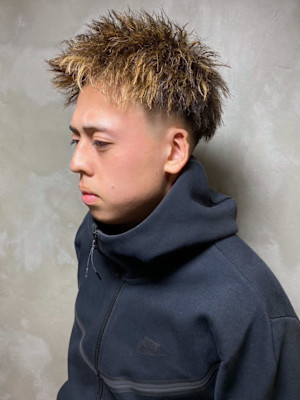 ツイストパーマ　金髪メッシュ　フェードカット　ベージュ系