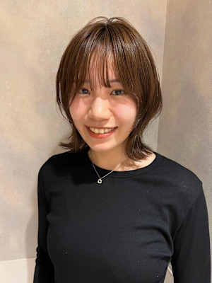 ウルフ　レイヤー　ベージュ　ミディアムウルフ