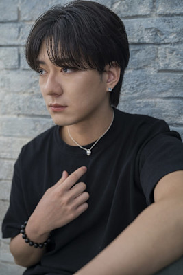 毛流れセンターパートメンズパーマ黒髪爽やか