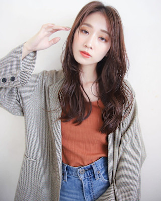 ロング×デジタルパーマ×斜めバング×フェミニン 前髪