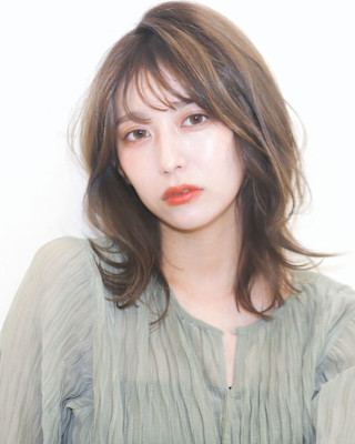 おしゃれ女子　ウルフヘアー　　ゆるふわ　前髪