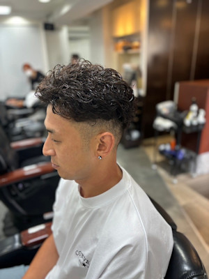 周りと差をつけろ！！ツーブロックハードパーマ☆