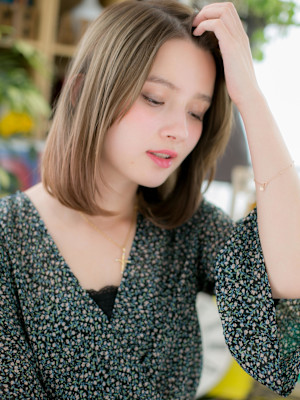 オリーブカラーで大人かわいいツヤ髪ボブディ　ハイトーンカラー