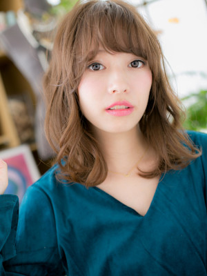 ハイライトカラー小顔外国人風くびれミディ　ことりベージュ