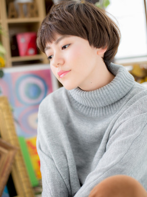 小顔前下がり韓国風束感ショートマッシュ　グレーベージュ