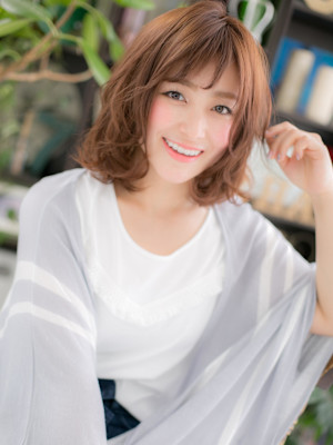 大人かわいいフェザーバングくせ毛風ミディ　ピンクベージュ