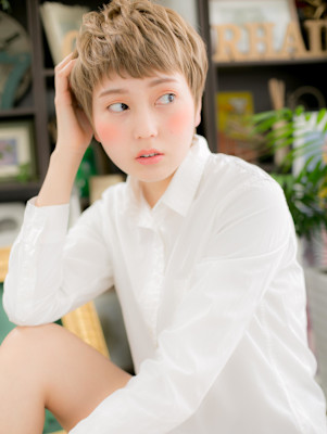 ハイライトオン眉くせ毛カット小顔ネオウルフ　ヘルシースタイル