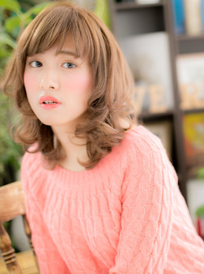 くせ毛風くびれヘア大人かわいいミニウルフ　ハイトーンカラー